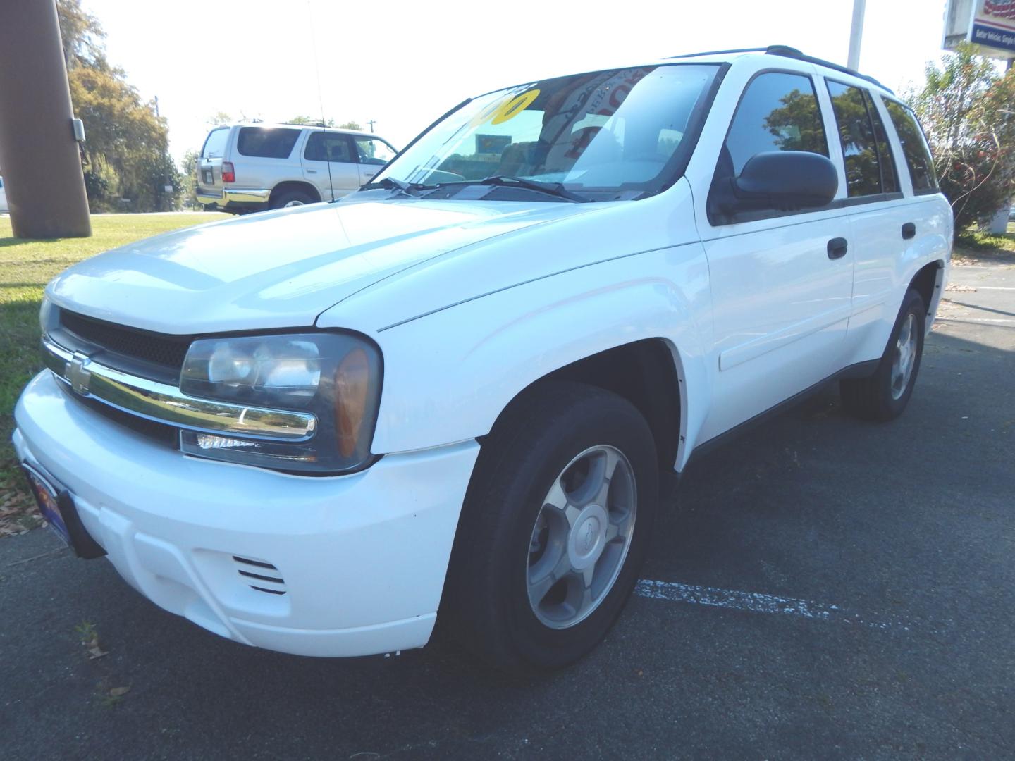 2007 White /Gray Chevrolet TrailBlazer LS (1GNDS13S772) with an 4.2L 6 cyl. engine, Automatic transmission, located at 3120 W Tennessee St, Tallahassee, FL, 32304-1002, (850) 575-6702, 30.458841, -84.349648 - Photo#1